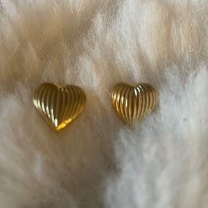 NWT VINTAGE PARK LANE GOLD HEART PIERCED EARRINGS